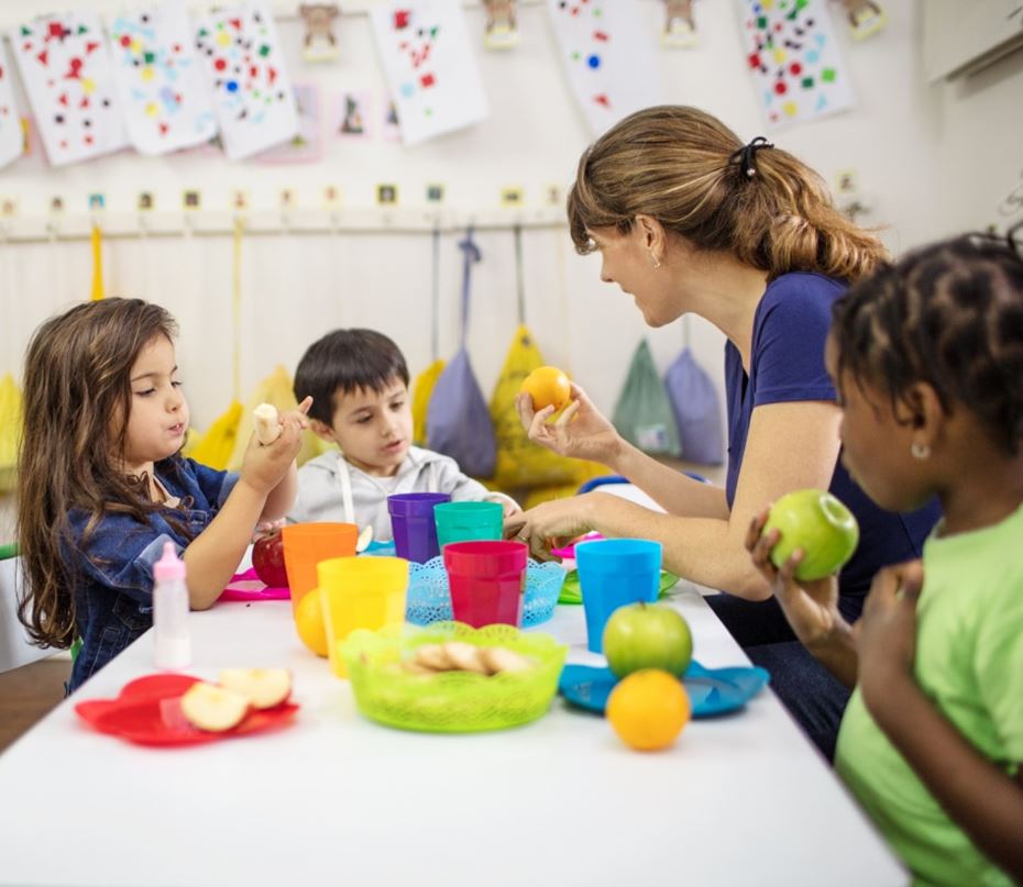 Teacher and kids eating lunch (Cycle 1)